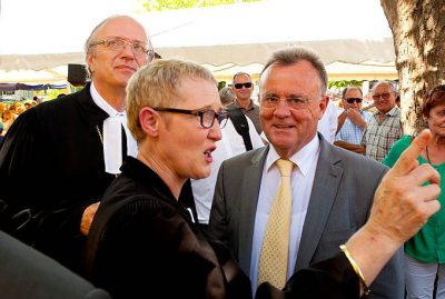 Bischof Michael Bünker, Pfarrerin Ingrid Tschank und LH Hans Niessl beim Jubiläum in Tadten. Foto: epd/Uschmann