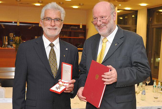 Das Große Goldene Ehrenzeichen hat der frühere Landeskurator Horst Lattinger (links) erhalten. Die Laudatio hielt Karl Schwarz vom Kultusamt (rechts).