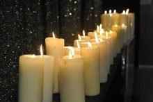Kerzen erinnern an die Opfer der Schoa (Foto: epv/Uschmann)