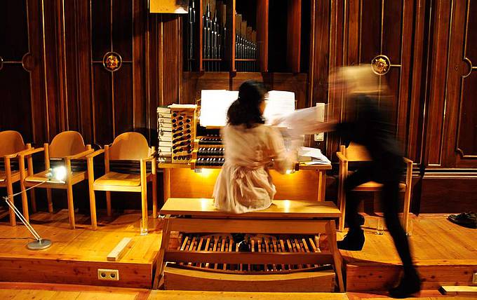 „Fliegender Wechsel“ hieß es am Samstag, 22. März, auf der Orgelempore der Heilandskirche. Foto: Rainer Juriatti
