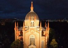 Die neue Beleuchtung der Christuskirche in Wien-Favoriten wurde erstmals im Rahmen eines Festgottesdienstes am 12. September eingeschaltet. Foto: Superintendentur Wien