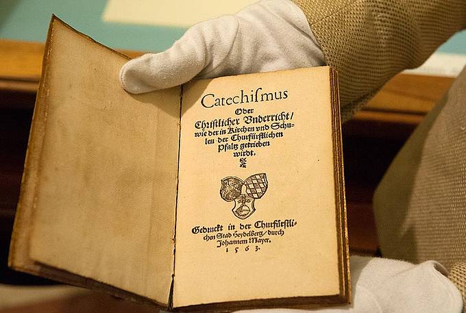 Dieses Exemplar vom Erstdruck des Heidelberger Katechismus befindet sich in der Österreichischen Nationalbibliothek. Über die Geschichte und die Bedeutung dieses Dokuments sprachen Wissenschaftler bei einem Symposium in Wien. (Foto: epd/M.Uschmann)