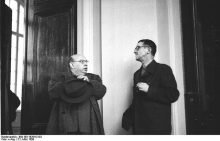 Brechts Lehrstück "Die Maßnahme" - ein kontroversielles wie reizvolles Stück deutschsprachiger Literatur. Im Bild: Bertolt Brecht (re) mit dem Komponisten Hanns Eisler (li) (Foto: Bundesarchiv/Bild 183-19204-2132 / CC-BY-SA)