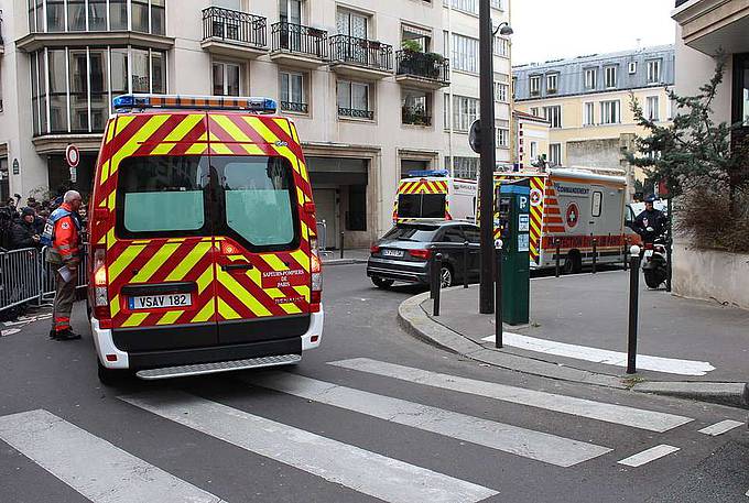 Einsatzkräfte warten in der Nähe der Redaktion der Satirezeitung "Charlie Hebdo" auf ihren Einsatz. (Foto: Wikimedia/Thierry Caro)