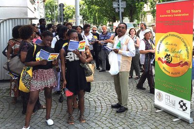 Mit einem feierlichen Umzug und einem festlichen Gottesdienst feierte die Evangelische Ghanaische Gemeinde in Wien-Simmering ihr zehnjähriges Bestehen. (Foto: epdÖ/T.Schönwälder)