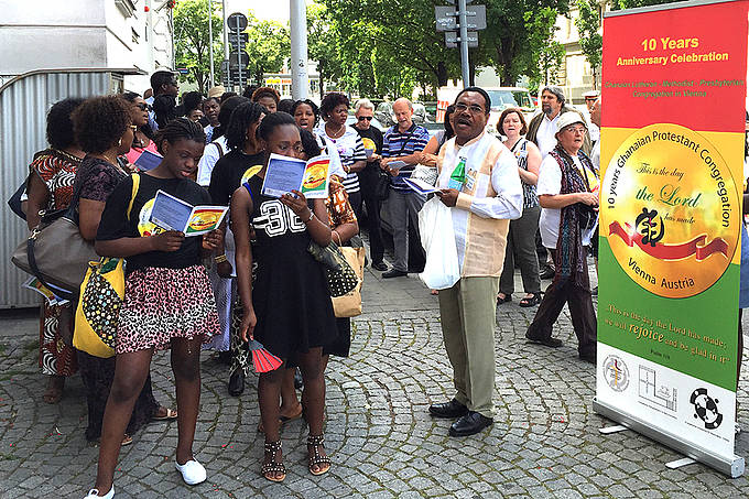 Mit einem feierlichen Umzug und einem festlichen Gottesdienst feierte die Evangelische Ghanaische Gemeinde in Wien-Simmering ihr zehnjähriges Bestehen. (Foto: epdÖ/T.Schönwälder)