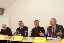Im Bild: Bischof Michael Bünker, Diözesanbischof Manfred Scheuer, Diakonie-Direktor Michael Chalupka und Caritas-Präsident Franz Küberl (von rechts)