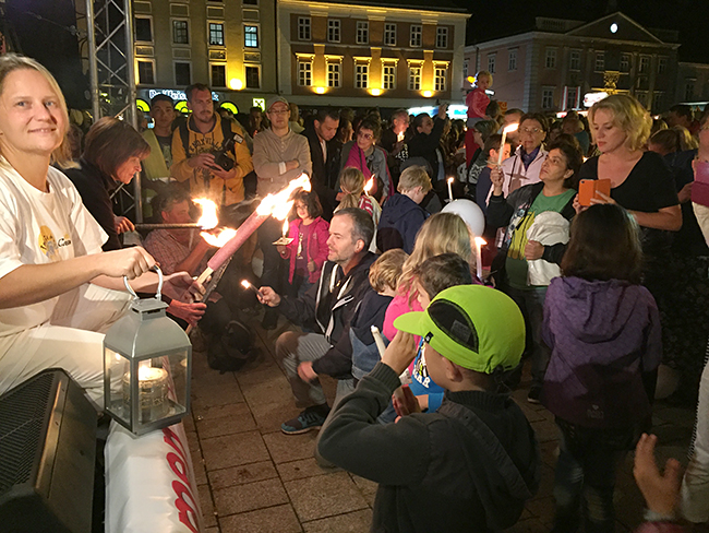 Hilfsorganisationen haben zum Lichtermeer in Wiener Neustadt aufgerufen, und 1300 Menschen setzten ein Zeichen für ein friedliches Miteinander. Foto: epd/Schönwälder