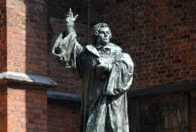 Ein Denkmal in Hannover erinnert an Martin Luther. Mit seinen 95 Thesen begann 1517 die Reformation in Deutschland. Wie das 500-jährige Reformationsjubiläum begangen werden soll, ist noch unklar. (Foto: epdÖ/Uschmann)