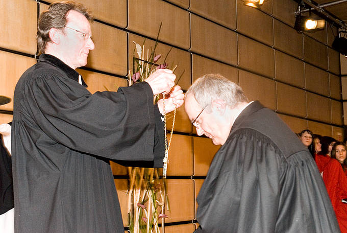 Bischof Bünker (re) erhält das Amtskreuz von seinem Vorgänger, Bischof Sturm.