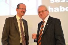 Der scheidende wirtschaftliche Oberkirchenrat Klaus Köglberger (links) mit dem wiedergewählten Superintendentialkurator Johannes Paul Eichinger (rechts). (Foto: Elisabeth Jungreithmayr)