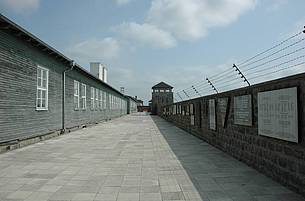 Zu einer internationalen Gedenkfeier versammelten sich rund 10.000 Menschen im ehemaligen Konzentrationslager Mauthausen (Foto: P.H. Louw/commons.wikimedia.org)