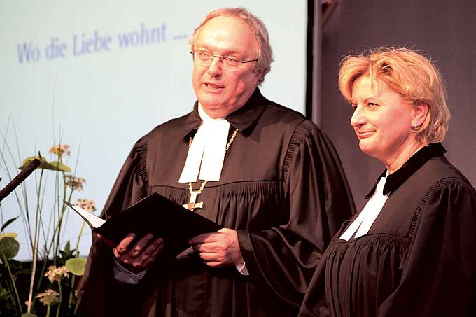 Die neue Rektorin des Diakoniewerkes Gallneukirchen, Christa Schrauf, mit Bischof Bünker