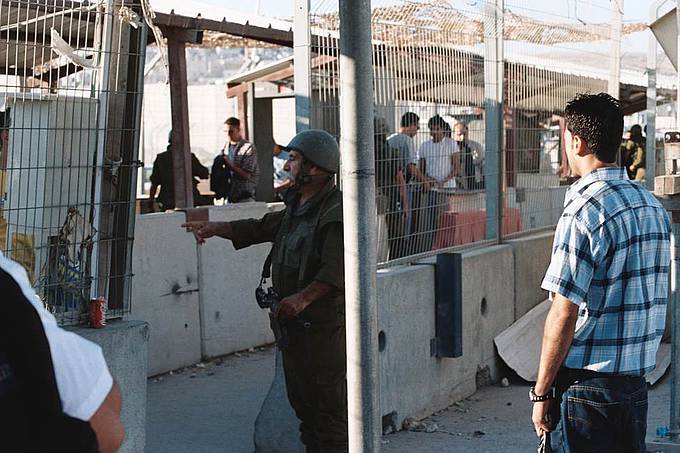 Die Präsenz an den Checkpoints (im Bild der Übergang von Kalandia/West Bank) stellt einer der Aufgaben des Friedenseinsatzes dar. (Fotonachweis: Czech160/wikimedia)