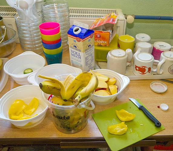 Eine Mahlzeit pro Tag - für viele Kinder längst keine Selbstverständlichkeit mehr. (Im Bild: Vorbereitete Lebensmittel und Essgeschirr. Fotonachweis: https://www.facebook.com/LeererBauch)