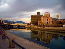Der Atomic Bomb Dome in Hiroshima, eine ehemalige und beim Bombenangriff im August 1945 stark beschädigte Ausstellungshalle, ist heute Friedensdenkmal und Gedenkstätte (Foto: FlyingToaster/wikimedia)
