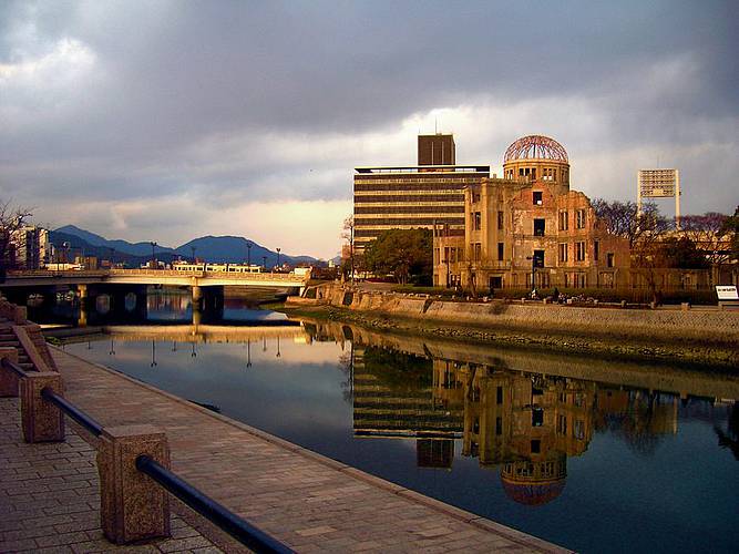 Der Atomic Bomb Dome in Hiroshima, eine ehemalige und beim Bombenangriff im August 1945 stark beschädigte Ausstellungshalle, ist heute Friedensdenkmal und Gedenkstätte (Foto: FlyingToaster/wikimedia)