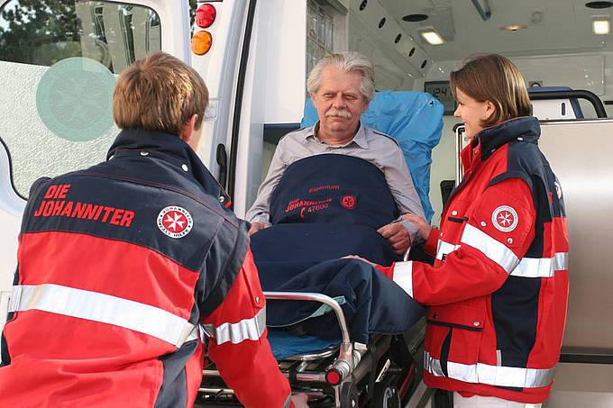 Bei den Johanniter können sich Ehrenamtliche auch im Rettungsdienst und Krankentransport engagieren. Foto: Johanniter-Unfall-Hilfe, POV/Herbst