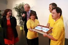 MitarbeiterInnen des "Kulinariums" überreichten Luise Müller eine Torte. Foto: Oberbramberger