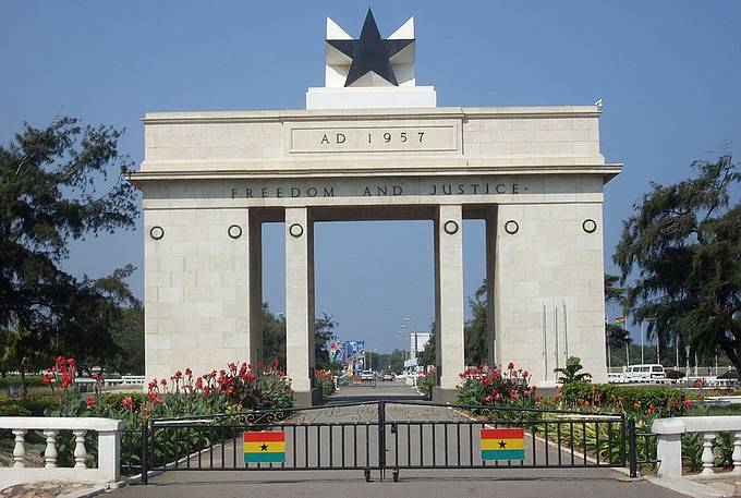 Der Independence-Arch ist ein Triumphbogen in Accra, der Hauptstadt von Ghana. Er wurde zu Ehren der Unabhängigkleit des Landes 1957 errichtet. (Foto: wikipedia.org/George Appiah)