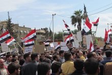 Die Gewaltspirale im Syrienkonflikt dreht sich unvermindert weiter. Aus Angst vor der Ausweitung der Kämpfe sind bereits über 120.000 Menschen geflohen. Ausgangspunkt des Syrien-Konflikts waren Demonstrationen gegen das Assad-Regime, wie etwa am 8. April 2011 in Duma. (Foto: Wikipedia/shamsnn)