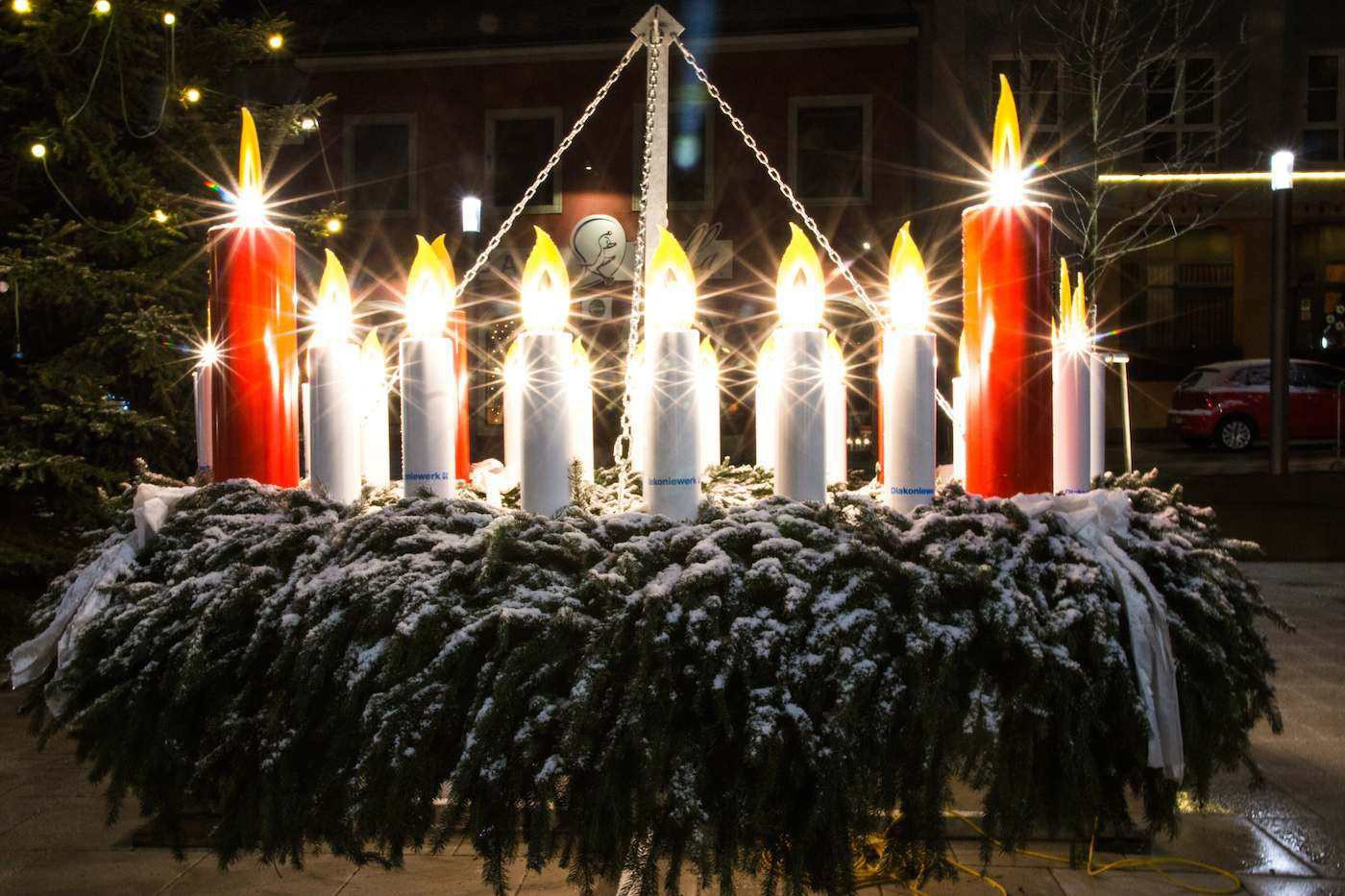 Der ursprüngliche Adventkranz hatte für jeden Tag des Advents eine Kerze. Johann Hinrich Wichern, der Gründer der evangelischen Diakonie, wollte damit Straßenkindern die Zeit bis Weihnachten verkürzen. Foto: Erwin Doppler