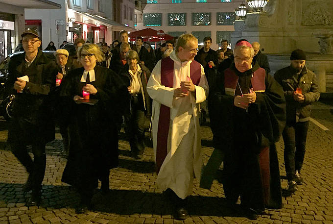 Christinnen und Christen aus Wien beim Schweigemarsch anlässlich des Gedenkens an die Opfer der Reichspogromnacht. (Foto: epdÖ/T.Schönwälder)