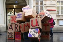Vor Medienvertretern wurde am 14. Oktober vor dem Finanzministerium in Wien eine symbolische Mauer niedergerissen, die sich aus Barrieren zusammensetzte, die erfolgreicher Armutsbekämpfung aus Sicht der Armutskonferenz entgegenstehen. (Foto: Armutskonferenz)