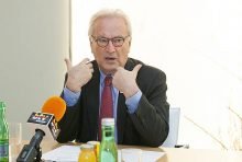 "Wenn wir uns nicht um die Bedingungen jenseits der Grenzen kümmern, werden die Menschen zu uns kommen", sagte Hannes Swoboda, Präsident des Kuratoriums Denk.Raum.Fresach bei der Programmpräsentation in Wien. (Foto: Michael Jeuter)