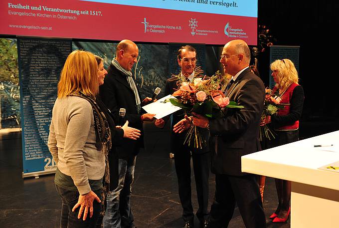 Raiffeisenlandesbank OÖ-Direktor Georg Starzer gratuliert den PreisträgerInnen aus Klagenfurt zum Diakoniepreis 2015. Foto: epd/Uschmann