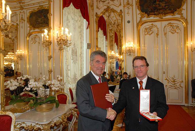 Bundespräsident Fischer und Bischof Sturm (rechts)