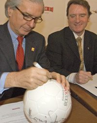 ÖFB-Präsident Stickler (links) und ÖRKÖ-Vorsitzender Bischof Sturm beim Signieren des offiziellen Balles der EURO 08