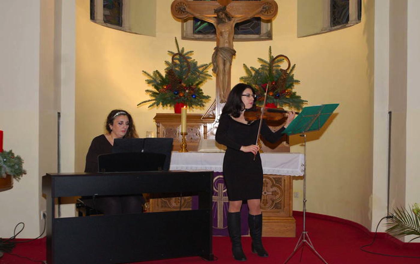 Marina Moisieva am Klavier und Geigerin Lijana Grigorian begeisterten die Zuhörenden. (Foto: M.Schomaker)