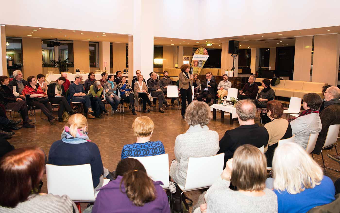 Knapp 100 Personen diskutierten dazu am 24. Jänner im Albert Schweitzer Haus in Wien. Viele Besucherinnen und Besucher schilderten ihre persönliche Erfahrung und Begegnung mit Flüchtlingen.