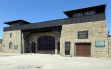Das Mauthausen Komitee und zahlreiche Prominente fordern „wirksame Maßnahmen“ gegen „weitere Justizskandale bei Fällen von NS-Wiederbetätigung“. (Im Bild: Eingangsgebäude des KZ Mauthausen, Foto: Wikipedia/ Dnalor 01)