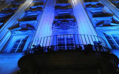 Das Rathaus in Linz wird blau beleuchtet. Mit dieser Aktion will ein breites Bündnis auf das Thema Autismus aufmerksam machen. (Foto: Diakoniewerk Oberösterreich)