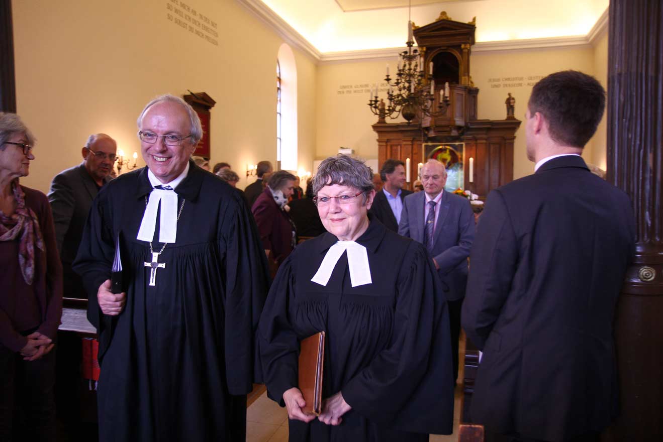 Bischof Michael Bünker und Pfarrerin Rotraud Perner beim Gottesdienst in Mödling. Foto: Esther Crapélle
