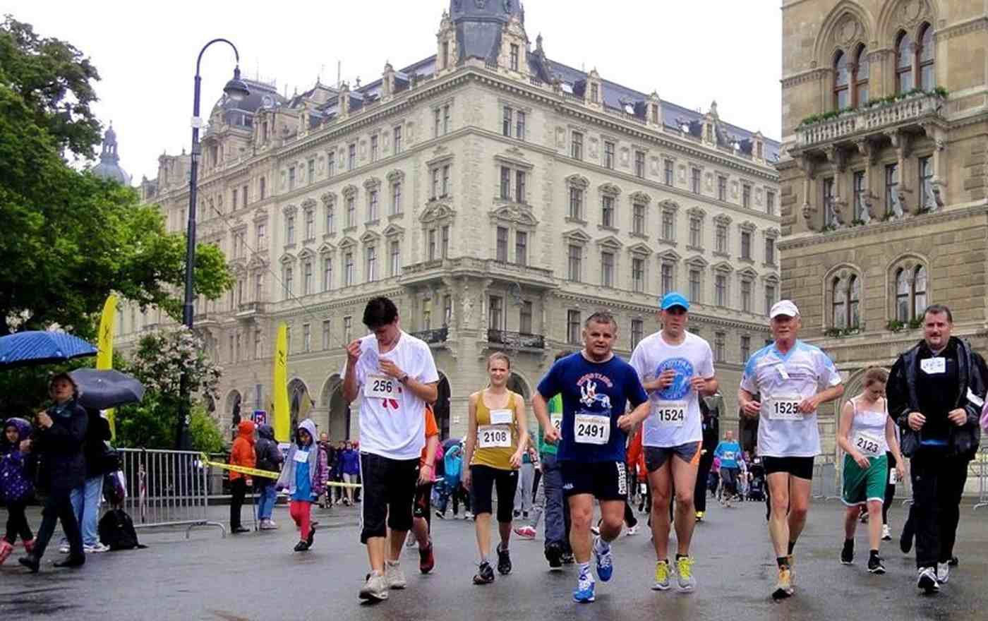 „Ich laufe – Du spendest – Wir helfen“, so lautet das Motto des Friedenslaufs. (Bild vom Friedenslauf 2014, Foto: poloniasports.com)