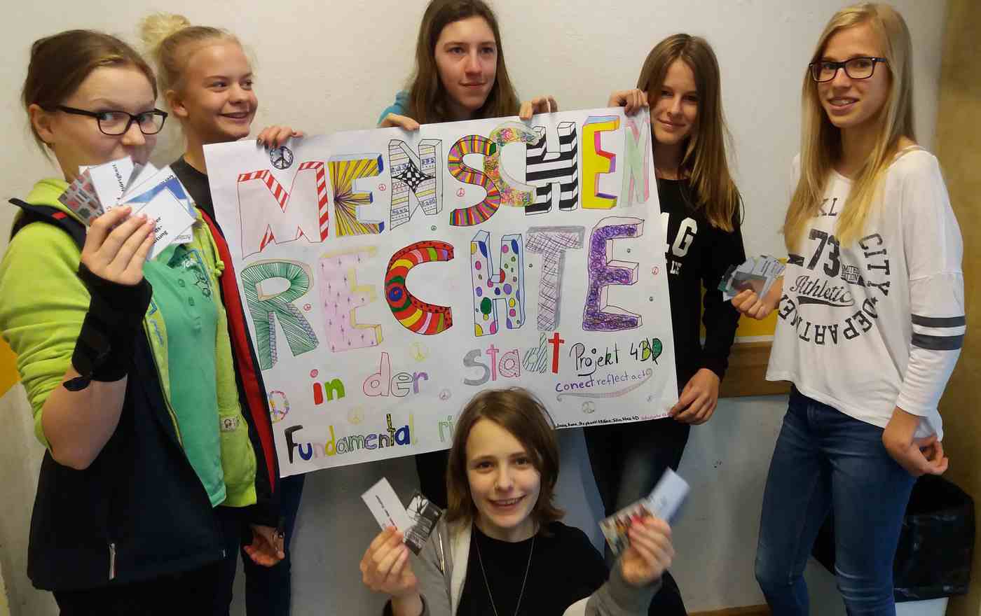 Schülerinnen und Schüler des BRG 19 präsentieren beim Schulfest im Juni ihre Gedanken zum Thema Menschenrechte. (Foto: W. Pobaschnig)