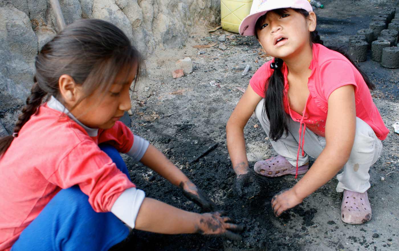 Arbeitende Kinder in den Ziegeleien von Santa Bárbara in Peru. Foto: Christian Herrmanny/Kindernothilfe