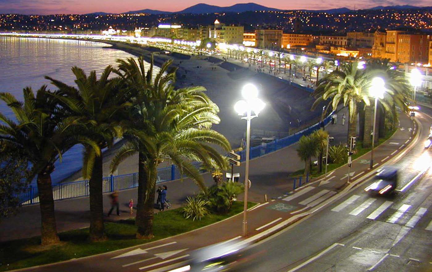 Entsetzen und Erschütterung über den Terroranschlag in Nizza. Im Archivbild die Promenade des Anglais, wo der LKW in die Menschenmenge raste. Foto: wikimedia/Kotasik