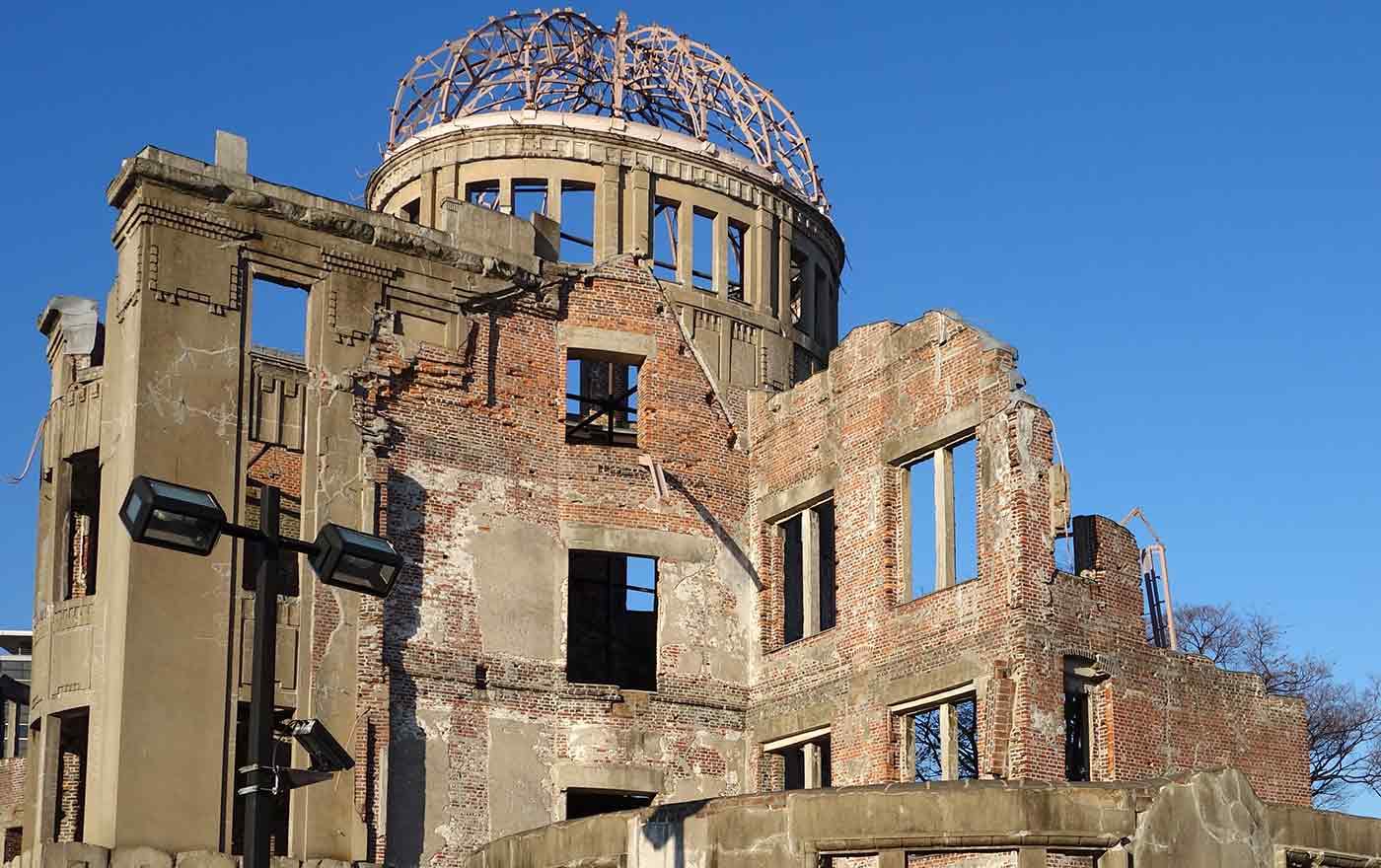 Das Friedensdenkmal in Hiroshima. Das Gebäude wurde am 6. August 1945 durch die abgeworfene US-amerikanische Atombombe zerstört und brannte völlig aus. Foto: wikimedia/oilstreet