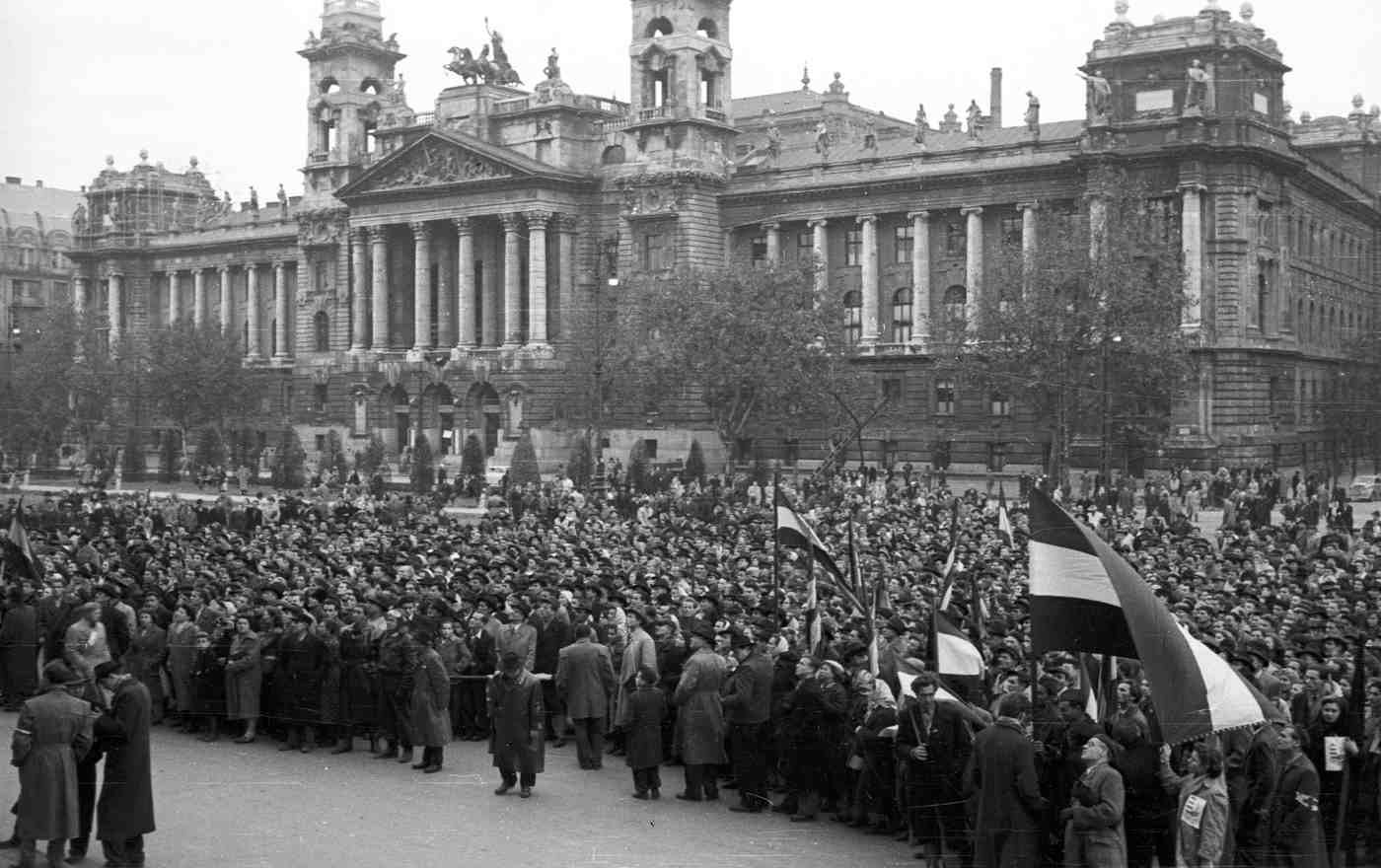 Tausende Menschen flüchteten während des "Ungarnaufstands" nach Österreich, darunter auch viele Evangelische. Im Bild: Demonstranten vor dem Ethnographischen Museum in Budapest 1956. (Foto: Wikipedia/Nagy Gyula)