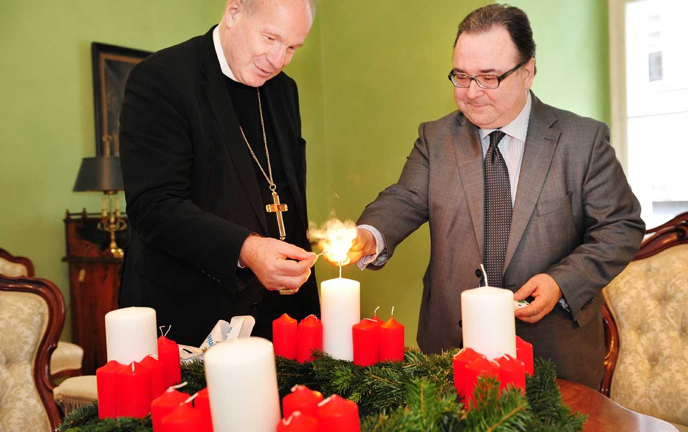 Diakonie-Direktor Michael Chalupa und Kardinal Christoph Schönborn mit dem "Original"-Adventkranz. Foto: epd/Uschmann