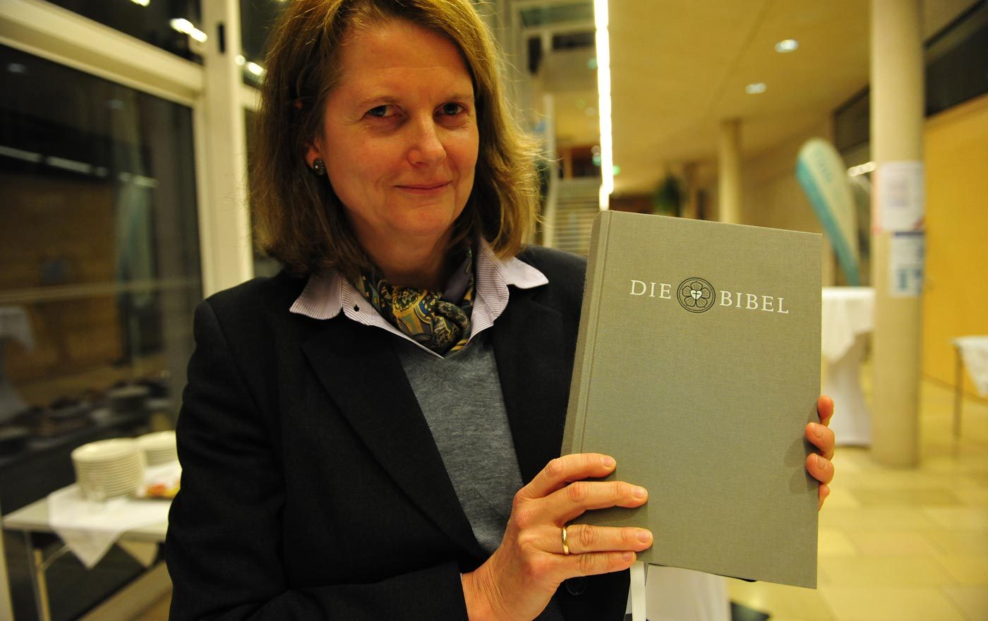Jutta Henner von der Bibelgesellschaft mit der neuen Ausgabe der Luther-Bibel. Foto: epd/Uschmann