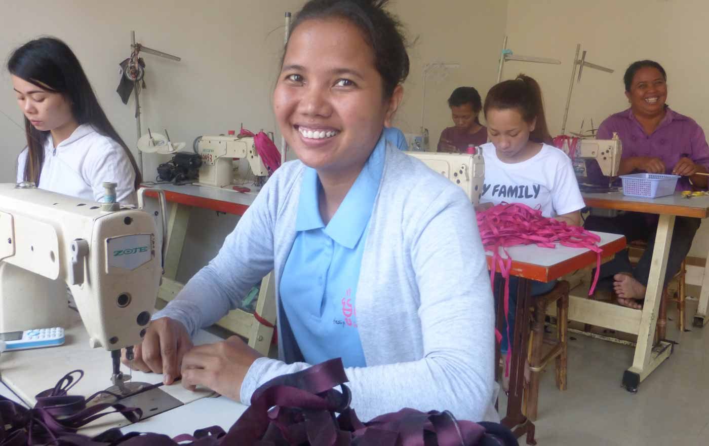 Gerechten Lohn und faire Arbeitsbedingungen fordern zahlreiche Stellungnahmen zum Weltfrauentag. Im Bild eine Nähwerkstatt in Kambodscha, die durch Brot für die Welt unterstützt wird. Foto: A. Kolodziejczyk