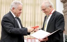 Landeshauptmann Josef Pühringer überreicht Heinrich Benz das Ehrenzeichen. Foto: Land OÖ