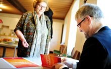 Ulrich Körtner beim Signieren seines neuen Buches. Kuratorin Inge Janda freut sich über ihr Exemplar. (Foto: epdÖ/M.Uschmann)