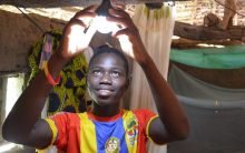 In Afrika wurden Solarstrom-Systeme für private Haushalte finanziert. Bereits wenige Stunden Solarlicht pro Tag können die Lebenssituation der Bewohner nachhaltig verbessern. (Foto: Oikocredit/PEG Ghana)
