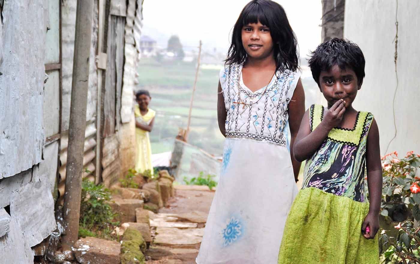 In Sri Lanka werden häufig Kinder als Arbeitskräfte auf Teeplantagen eingesetzt, da sie weniger bezahlt bekommen als Erwachsene. Gemeinsam mit dem Projektpartner ELWF will die Kindernothilfe 350 von ihnen eine Ausbildung ermöglichen. Foto: Kindernothilfe